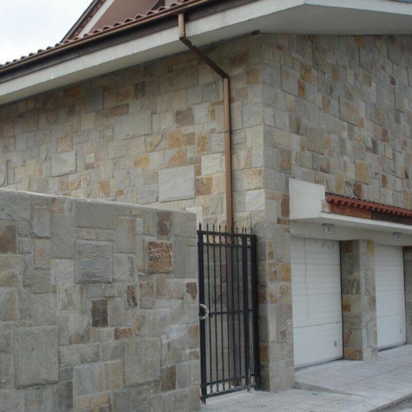 Къща с фасада с естествени камъни