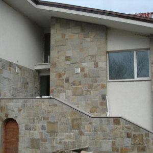 Фасада на къща с естествени камъни