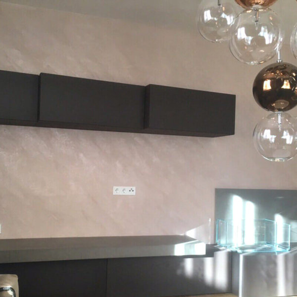 Всекидневна в частен дом с декоративна мазилка от ММ-93