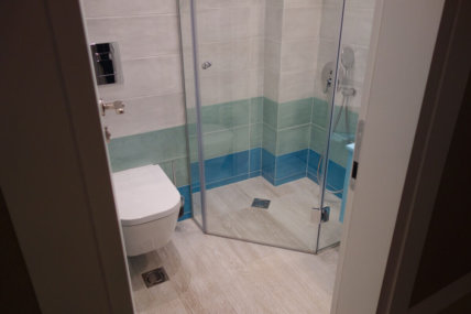 Малка баня с акцент в синьо в частен апартамент