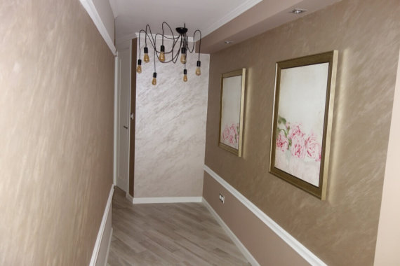 Коридор с декоративна мазилка Оточенто и декоративни корнизи