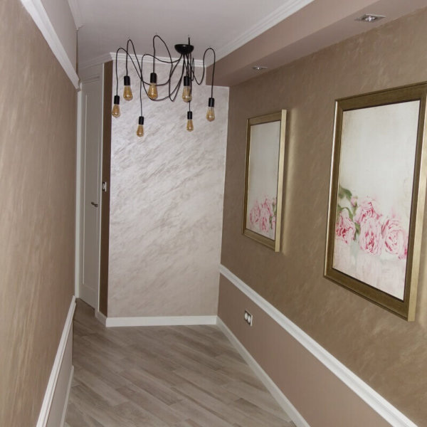 Коридор с декоративна мазилка Оточенто и декоративни корнизи