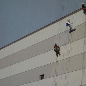 Специален екип направи фасадата на Делта Планет Варна