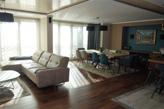 Хол с елементи от гипсокартон, паркет и декоративни корнизи - ММ-93