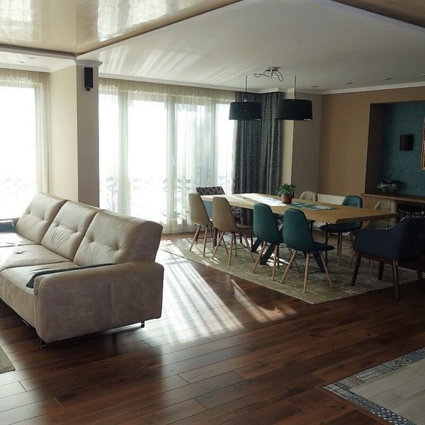 Хол с елементи от гипсокартон, паркет и декоративни корнизи - ММ-93