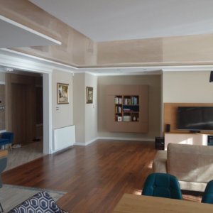 Декорация на хол с гипсокартон, поставяне на паркет и италиански мазилки