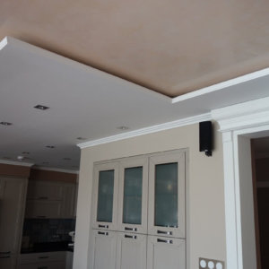 Хол с елементи от гипсокартон и таван с огледална мазилка Стуко Венециано