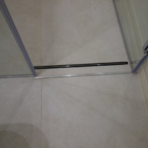 Дизайнерска баня с плочки и линеен сифон