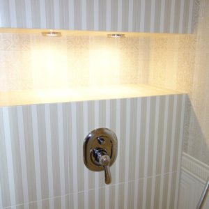 Дизайнерска баня с изкуствени ниши с led осветление