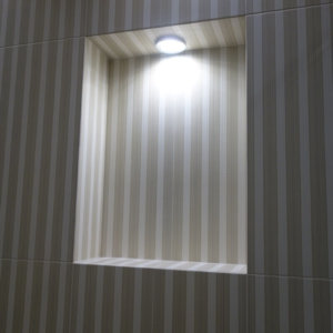 Баня с дизайнерски плочки и изкуствени ниши с led осветление