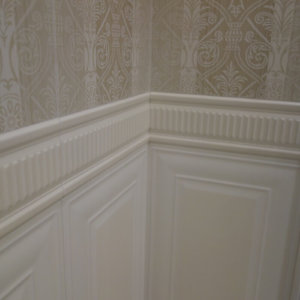 Баня с дизайнерски плочки тип тапети декоративни корнизи