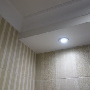 Баня с дизайнерски плочки тип тапети и гипсокартон с led осветление