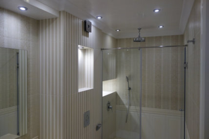 Баня с дизайнерски плочки, имитиращи тапети и led осветление