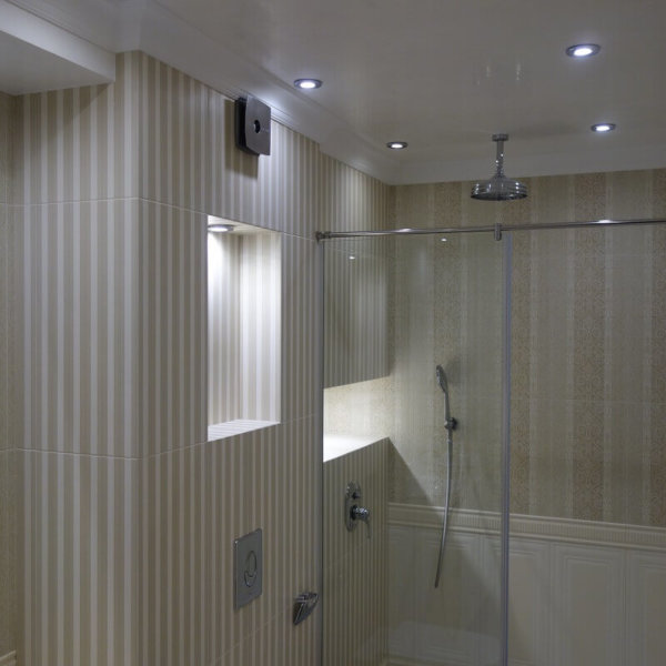 Баня с дизайнерски плочки, имитиращи тапети и led осветление