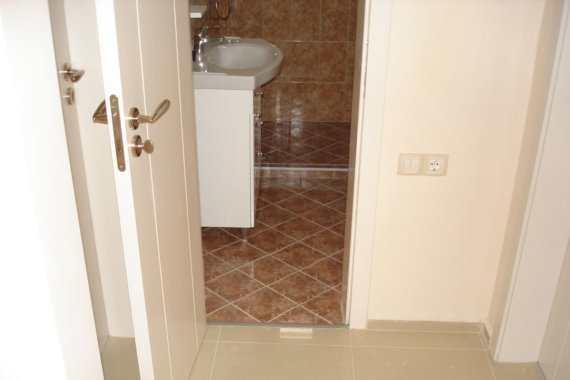 Баня с изчистен дизайн на частен имот