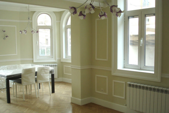стилни декоративни корнизи в просторен хол