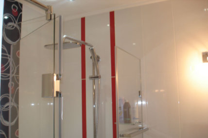 Баня в бяло с душ и подвижен параван