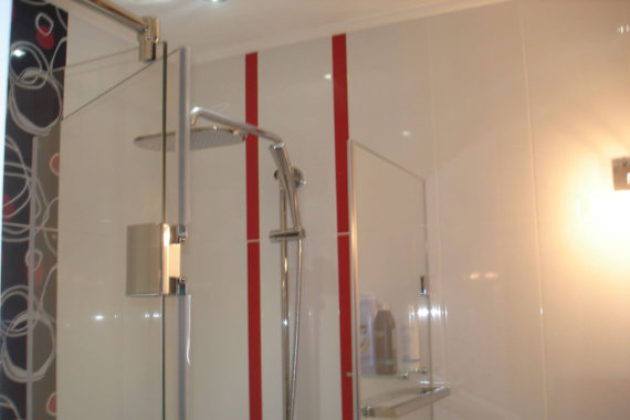 Баня в бяло с душ и подвижен параван
