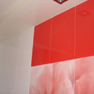 Картина на цвете от фаянсови плочки в банята