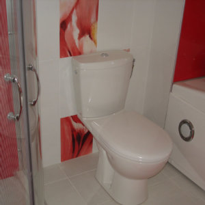 Баня в бяло и червено, и фризове на цветя