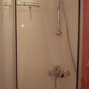 Душ кабина със стъклен рафт