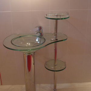 Прозрачна мивка и рафтове от стъкло