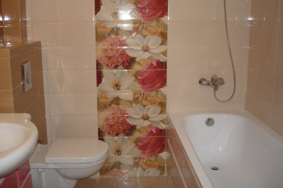 Плочки за баня с цветя създаоха ефектна визия на помещението