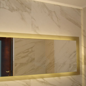 Изнесено напред засветено огледало в баня с плочки marazzi Изнесено напред засветено огледало в баня с плочки marazzi