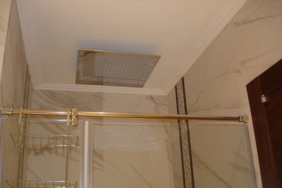 Душ-система и стъклена врата с рафт в баня с плочки Marazzi