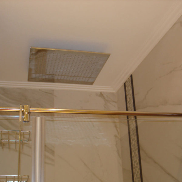 Душ-система и стъклена врата с рафт в баня с плочки Marazzi Душ-система и стъклена врата с рафт в баня с плочки Marazzi