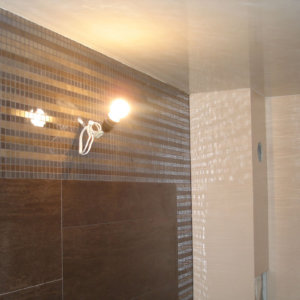 Италианска стъклокерамика на стената на баня