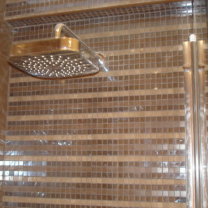 Душ-система и италианска стъклокерамика в баня