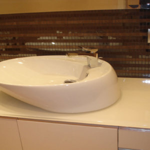 Мивка и стъклен плот в баня на частен апартамент