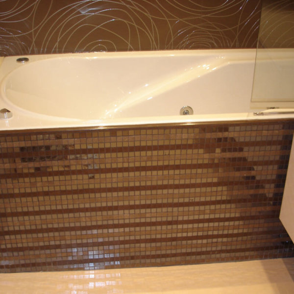 Вана, облепена с италианска стъклокерамика за баня