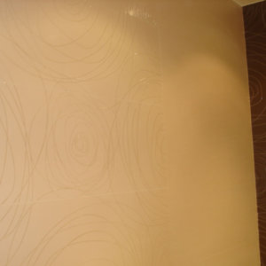 Баня в бежаво и кафяво със ефектни релефни плочки