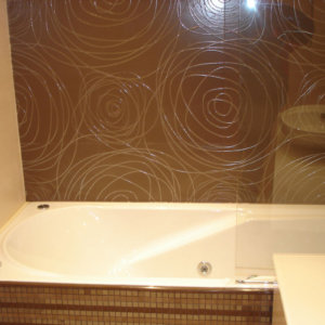 Вана и стена с ефектни релефни плочки в баня