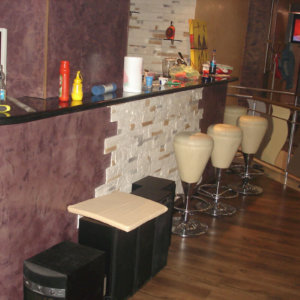 Комбинация от естествен камък и мазилка Рафаело на бар в заведение