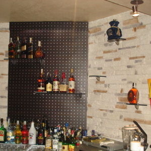 Естествени камъни на стена зад бара