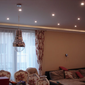 Дизайн с декоративни корнизи в частен имот