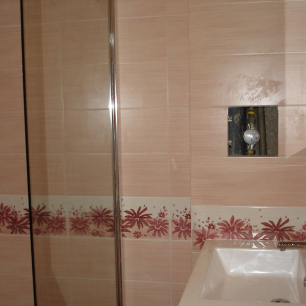 Душ помещение оградено със стъклен параван