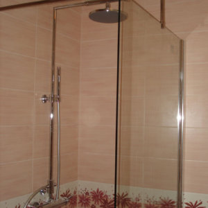 Отделение с душ-система отделени от стъклен параван