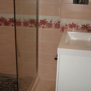 Изпълнение на дизайн на малка баня в топли тонове