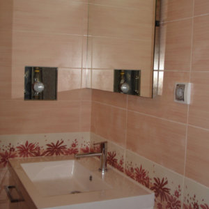 Малък шкаф в бяло, поставен под мивката