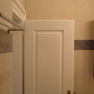 Дизайнерска баня в бяло със син фриз от лазурит