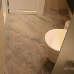 Под на баня с плочки от лазурит