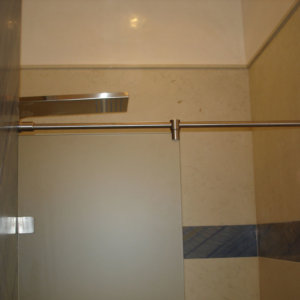 Стъклен параван на баня, с плочки от естествени материали