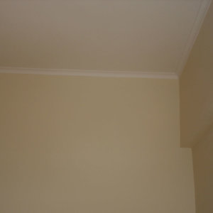 Бели фризове в стая в светли тонове