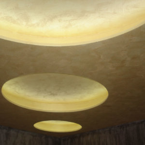 Златна боя върху окачен таван