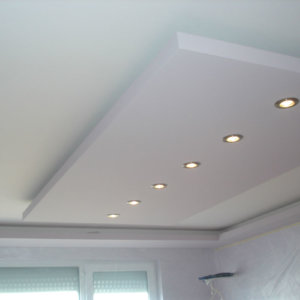 Таван на две нива в спалнята на апартамент