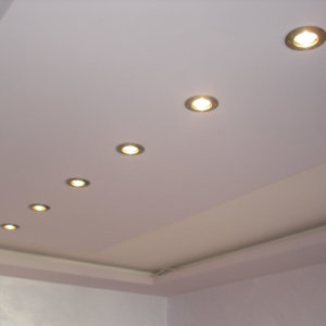 Светодиодни лунички осветяват окачен таван